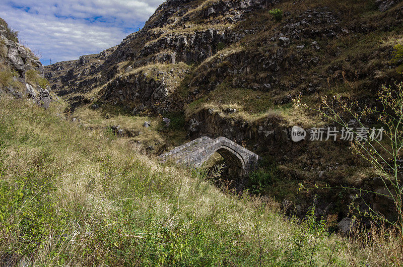 亚美尼亚Stepanavan, Lori Berd要塞附近Urut河上的古老石桥